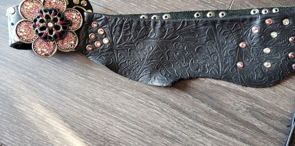 Black belt with tassels & pink rose for festivals - Picture 3 of 8